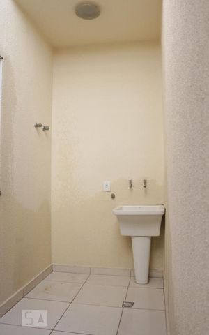 Casa de condomínio à venda com 60m², 2 quartos e sem vaga Casa de condomínio à venda com 60m², 2 quartos e sem vagaDetalhe da area de serviço