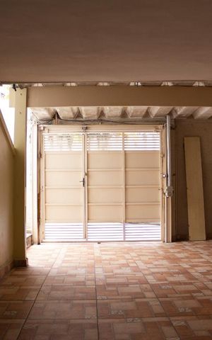 Casa à venda com 300m², 4 quartos e 6 vagas Casa à venda com 300m², 4 quartos e 6 vagasGaragem