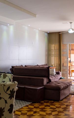 Casa à venda com 300m², 4 quartos e 6 vagas Casa à venda com 300m², 4 quartos e 6 vagasSala
