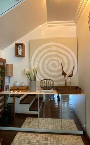 Apartamento à venda com 186m², 3 quartos e 3 vagas Apartamento à venda com 186m², 3 quartos e 3 vagasEscada