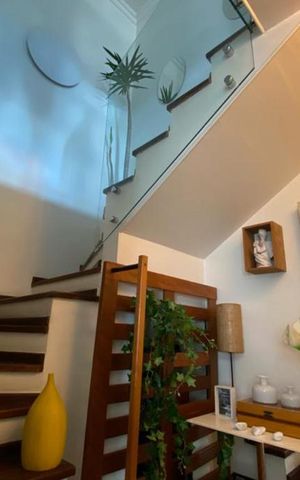 Apartamento à venda com 186m², 3 quartos e 3 vagas Apartamento à venda com 186m², 3 quartos e 3 vagasEscada
