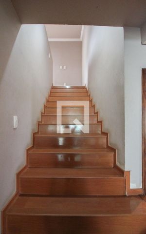 Casa à venda com 750m², 6 quartos e 6 vagas Casa à venda com 750m², 6 quartos e 6 vagasEscada