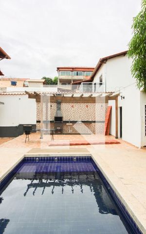 Casa à venda com 750m², 6 quartos e 6 vagas Casa à venda com 750m², 6 quartos e 6 vagasPiscina