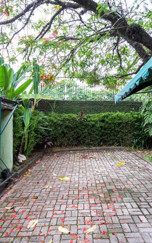 Casa à venda com 466m², 6 quartos e 5 vagas Casa à venda com 466m², 6 quartos e 5 vagasGaragem