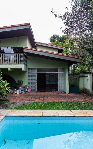 Casa à venda com 466m², 6 quartos e 5 vagas Casa à venda com 466m², 6 quartos e 5 vagasPiscina