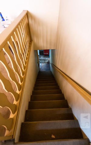 Casa à venda com 466m², 6 quartos e 5 vagas Casa à venda com 466m², 6 quartos e 5 vagasEscada