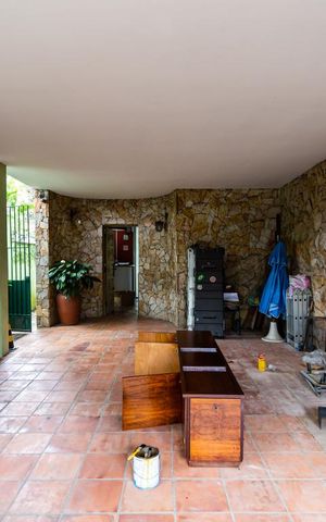 Casa à venda com 466m², 6 quartos e 5 vagas Casa à venda com 466m², 6 quartos e 5 vagasGaragem