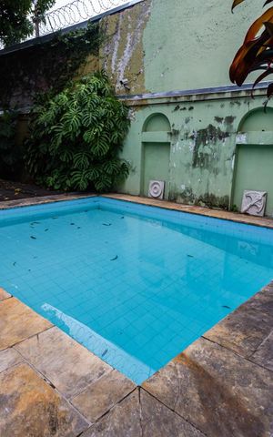 Casa à venda com 466m², 6 quartos e 5 vagas Casa à venda com 466m², 6 quartos e 5 vagasPiscina