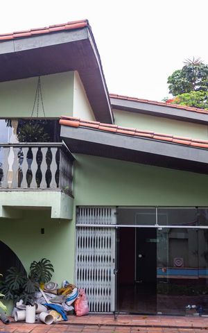 Casa à venda com 466m², 6 quartos e 5 vagas Casa à venda com 466m², 6 quartos e 5 vagasFachada