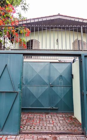 Casa à venda com 466m², 6 quartos e 5 vagas Casa à venda com 466m², 6 quartos e 5 vagasFachada