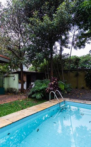 Casa à venda com 466m², 6 quartos e 5 vagas Casa à venda com 466m², 6 quartos e 5 vagasPiscina