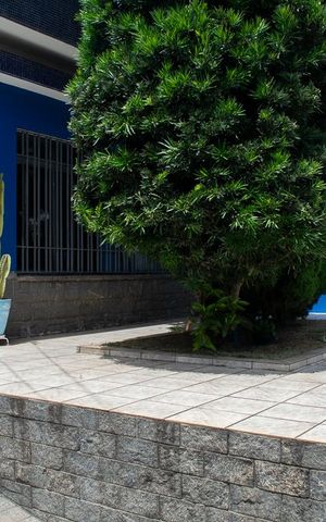 Casa à venda com 200m², 3 quartos e 6 vagas Casa à venda com 200m², 3 quartos e 6 vagasJARDIM FRENTE