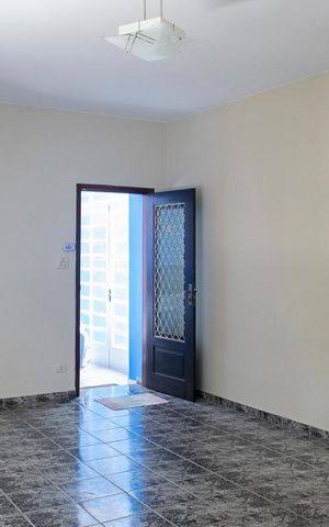Casa à venda com 200m², 3 quartos e 6 vagas Casa à venda com 200m², 3 quartos e 6 vagasSALA