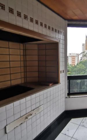 Apartamento à venda com 230m², 3 quartos e 4 vagas Apartamento à venda com 230m², 3 quartos e 4 vagasVaranda gourmet
