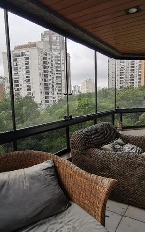 Apartamento à venda com 230m², 3 quartos e 4 vagas Apartamento à venda com 230m², 3 quartos e 4 vagasVaranda gourmet