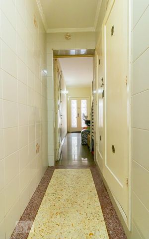 Casa à venda com 155m², 4 quartos e 2 vagas Casa à venda com 155m², 4 quartos e 2 vagasCorredor Cozinha Sala