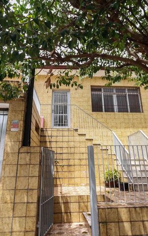Casa à venda com 170m², 2 quartos e 2 vagas Casa à venda com 170m², 2 quartos e 2 vagasFachada