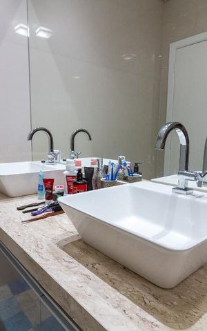 Casa à venda com 220m², 3 quartos e 7 vagasBanheiro quarto 3 suíte - pias