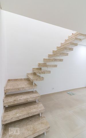 Casa à venda com 220m², 3 quartos e 7 vagasEscadas