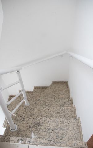 Casa de condomínio à venda com 150m², 3 quartos e 2 vagas Casa de condomínio à venda com 150m², 3 quartos e 2 vagasEscada