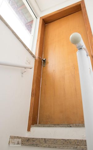 Casa de condomínio à venda com 150m², 3 quartos e 2 vagas Casa de condomínio à venda com 150m², 3 quartos e 2 vagasEscada - Acesso ao terceiro andar