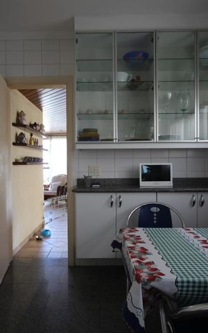 Apartamento à venda com 223m², 4 quartos e 4 vagas Apartamento à venda com 223m², 4 quartos e 4 vagasCozinha