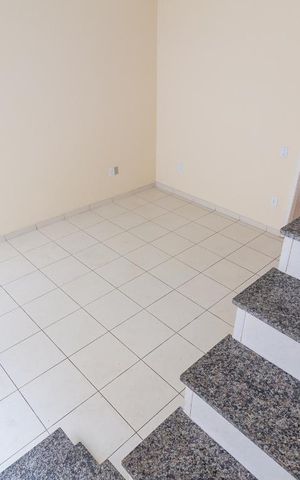 Casa para alugar com 64m², 2 quartos e 1 vaga Casa para alugar com 64m², 2 quartos e 1 vagaEscada aceso 2 piso