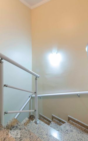 Casa de condomínio à venda com 131m², 3 quartos e 2 vagas Casa de condomínio à venda com 131m², 3 quartos e 2 vagasEscada Acesso Quartos