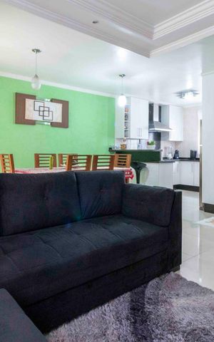 Casa de condomínio à venda com 131m², 3 quartos e 2 vagas Casa de condomínio à venda com 131m², 3 quartos e 2 vagasSala
