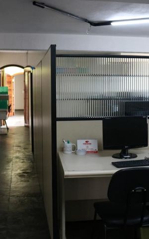 Casa à venda com 670m², 3 quartos e 8 vagasEscritório