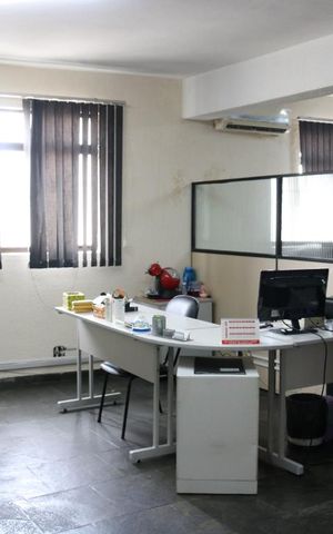 Casa à venda com 670m², 3 quartos e 8 vagasEscritório