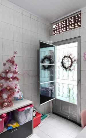 Casa à venda com 230m², 4 quartos e sem vaga Casa à venda com 230m², 4 quartos e sem vagaSala