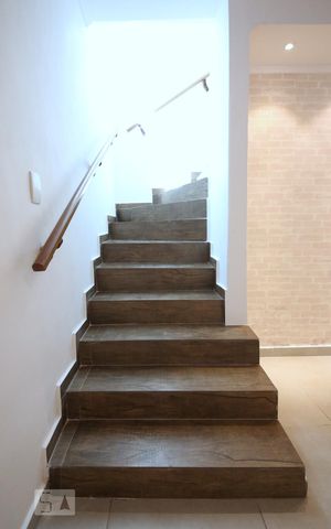 Casa para alugar com 120m², 3 quartos e 2 vagasEscada