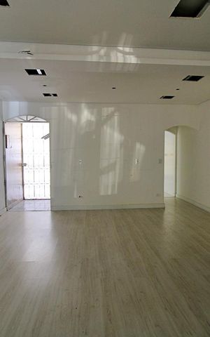 Casa à venda com 230m², 3 quartos e 2 vagasSala