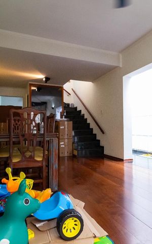 Casa à venda com 310m², 3 quartos e 2 vagas Casa à venda com 310m², 3 quartos e 2 vagasSala