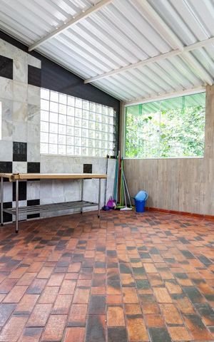 Casa à venda com 310m², 3 quartos e 2 vagas Casa à venda com 310m², 3 quartos e 2 vagasFundos