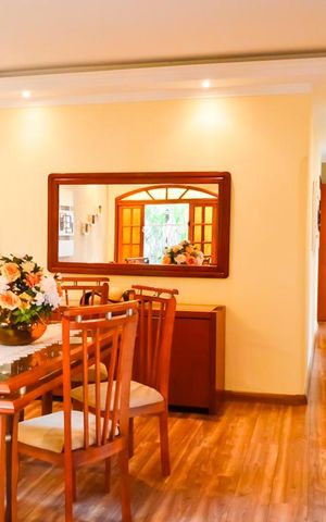 Casa à venda com 249m², 3 quartos e 3 vagas Casa à venda com 249m², 3 quartos e 3 vagasSala de Jantar Entrada