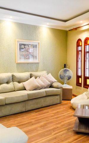 Casa à venda com 249m², 3 quartos e 3 vagas Casa à venda com 249m², 3 quartos e 3 vagasSala Vista Ampla
