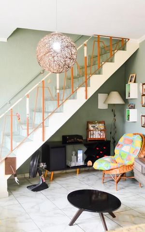Casa à venda com 249m², 3 quartos e 3 vagas Casa à venda com 249m², 3 quartos e 3 vagasCasa Fundos Sala Vista Ampla