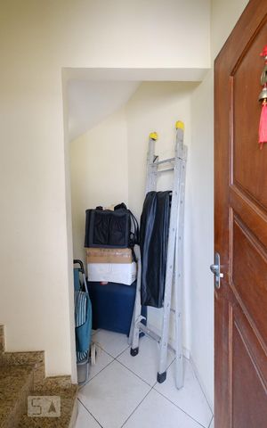 Casa para alugar com 190m², 4 quartos e 1 vagaEscada