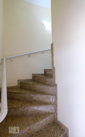 Casa para alugar com 190m², 4 quartos e 1 vagaEscada