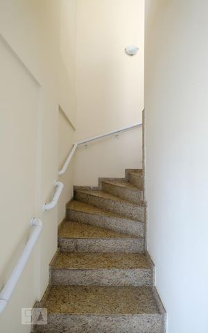 Casa para alugar com 190m², 4 quartos e 1 vagaEscada