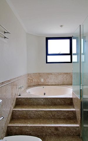 Apartamento à venda com 240m², 3 quartos e 3 vagasBanheiro da Suíte 1