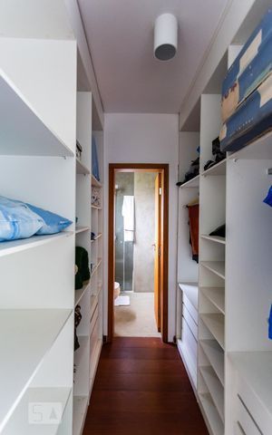 Casa à venda com 450m², 5 quartos e 4 vagasCloset