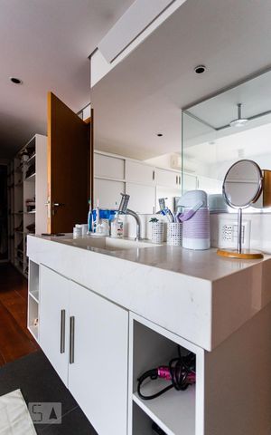 Casa à venda com 450m², 5 quartos e 4 vagasBanheiro da Suite 2