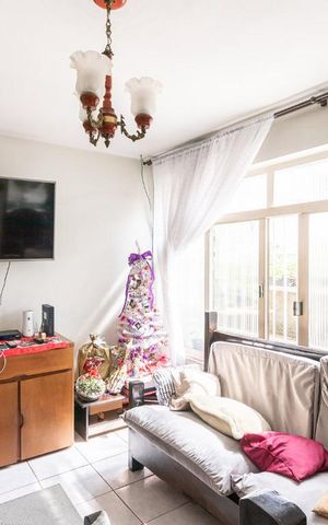 Casa à venda com 150m², 3 quartos e 2 vagas Casa à venda com 150m², 3 quartos e 2 vagasSala
