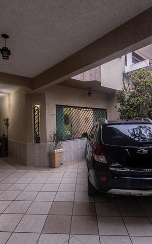 Casa à venda com 357m², 4 quartos e 4 vagasGaragem