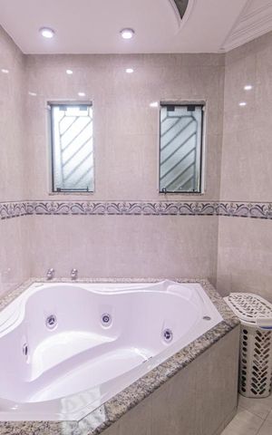 Casa à venda com 357m², 4 quartos e 4 vagasBanheiro Quarto 4