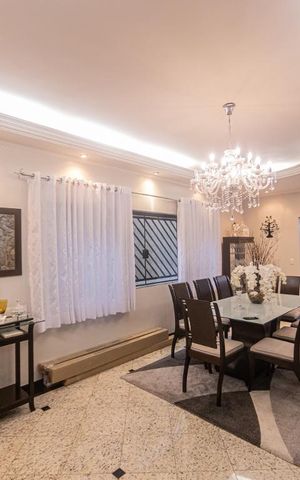 Casa à venda com 357m², 4 quartos e 4 vagasSala de JantarSala de Jantar