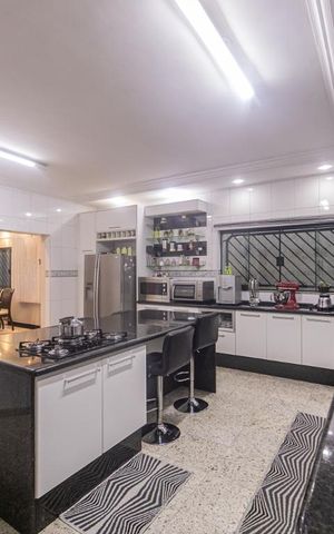 Casa à venda com 357m², 4 quartos e 4 vagasCozinha